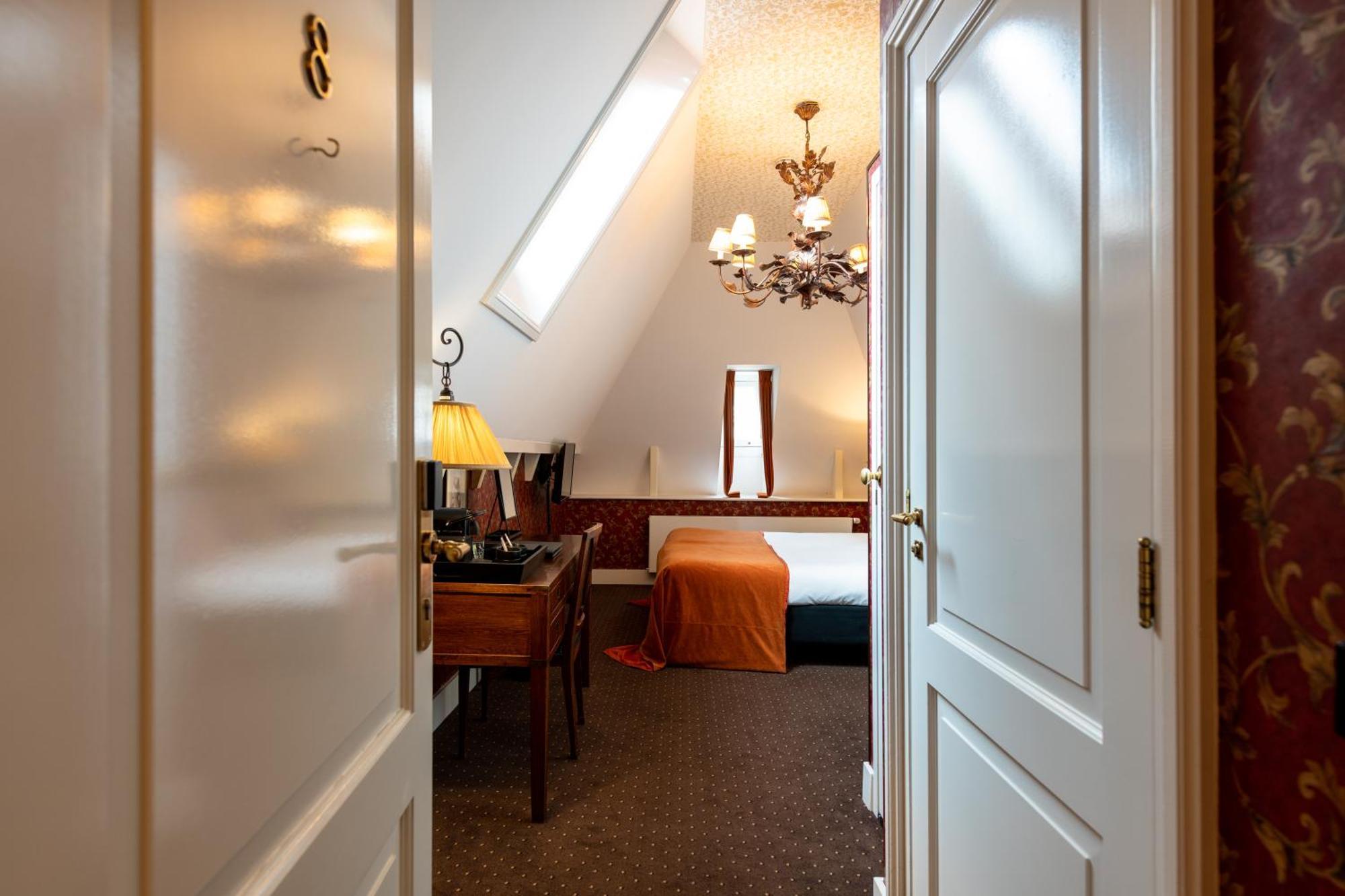 Grand Boutique Hotel-Restaurant Huis Vermeer Deventer Room photo
