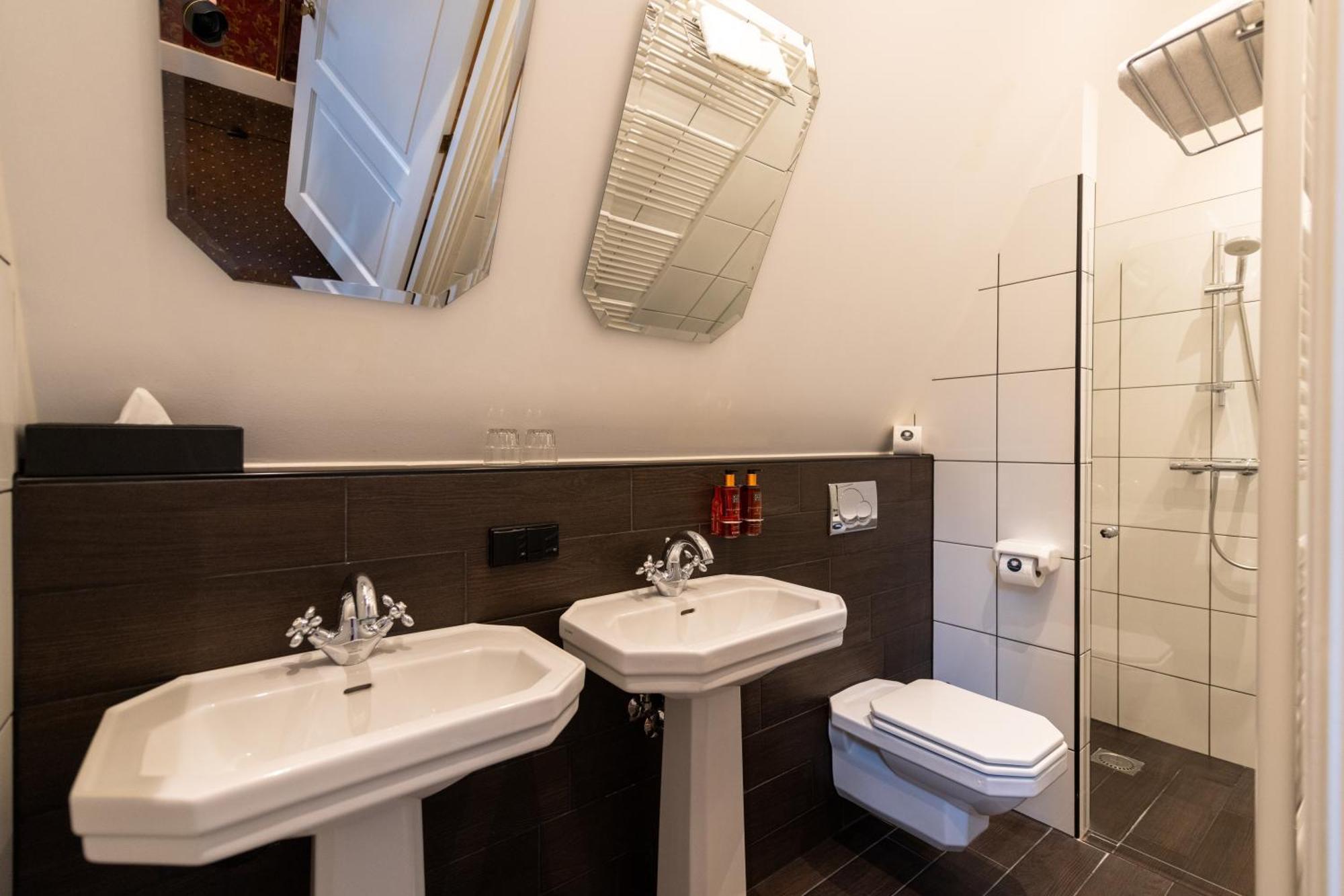 Grand Boutique Hotel-Restaurant Huis Vermeer Deventer Room photo